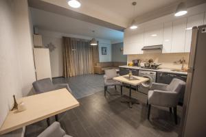 Kuchyň nebo kuchyňský kout v ubytování Easy Hotel T'bilisi
