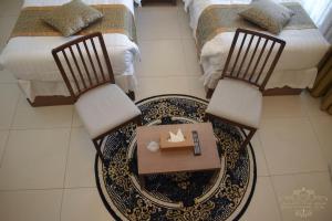 Ein Sitzbereich in der Unterkunft Hayat Alasayal Hotel