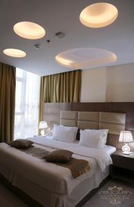 Ein Bett oder Betten in einem Zimmer der Unterkunft Hayat Alasayal Hotel