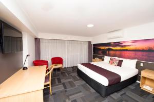 
A bed or beds in a room at Mercure Alice Springs Resort
