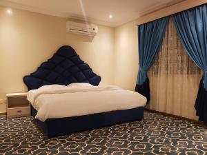 En eller flere senge i et værelse på Rose Niry Hotel Suites روز نيري للاجنحة الفندقية