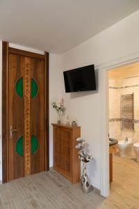 a bathroom with a toilet and a door with a television at B&B IL CAVALIERE in Baronissi +61 photos