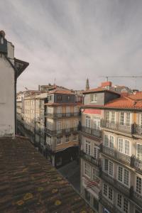eine Gruppe von Gebäuden in einer Stadtstraße in der Unterkunft Impar Luxury Apartments in Porto
