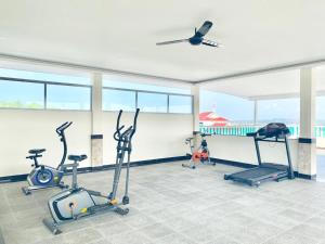 Bintan Lumba Lumba Inn Hotel的健身中心和/或健身设施