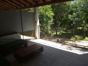 una veranda schermata con panca e recinzione di La Tribu a Paso de la Patria