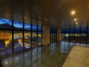 vista sulla piscina in un edificio di notte di Hakodate Kokusai Hotel a Hakodate