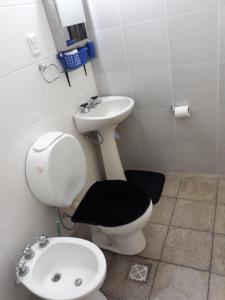 łazienka z toaletą i umywalką w obiekcie Departamento Catamarca w mieście San Fernando del Valle de Catamarca