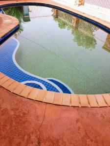 a swimming pool with a blue tile around it at Australian Heritage Motor Inn in Dubbo