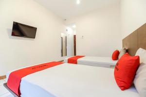 Postel nebo postele na pokoji v ubytování RedDoorz Plus at Karebosi Area 2 Makassar
