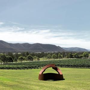 una escultura en medio de un campo de hierba en Winmark Wines, en Broke