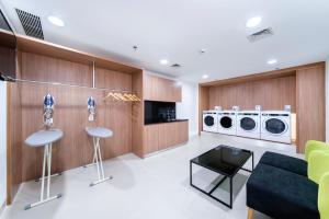 Holiday Inn Express Jakarta Matraman by IHG的电视和/或娱乐中心