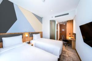 Holiday Inn Express Jakarta Matraman by IHG客房内的一张或多张床位