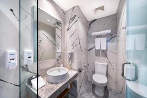 Holiday Inn Express Jakarta Matraman by IHG的一间浴室
