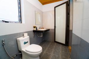 un baño con inodoro y lavabo en Sunny Trang An homestay, en Ninh Binh