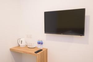 TV i/ili multimedijalni sistem u objektu LTL Guesthouse
