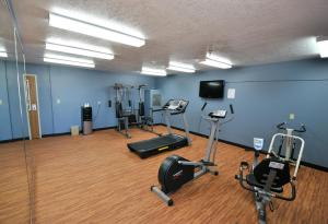 a gym with several exercise equipment in a room at Desert Inn Tucumcari in Tucumcari