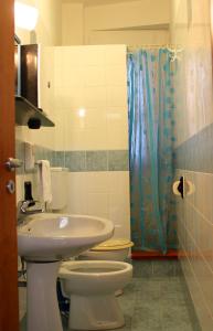 y baño con lavabo, aseo y ducha. en Hotel Diana en Ustica