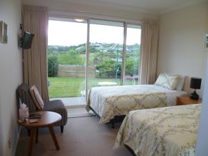 Habitación de hotel con 2 camas y ventana en Bellarosa B&B, en Rotorua