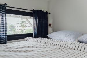 The Yard Bangkok Hostel客房内的一张或多张床位