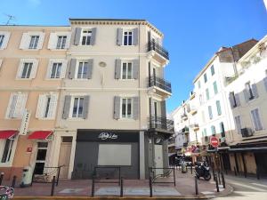 a tall white building on a city street at ALC - VC1 - 7 min Palais and 3 min Beaches in Cannes