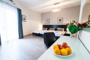 una stanza con un tavolo con un cesto di frutta di St. Julian's Bay Hotel a San Giuliano
