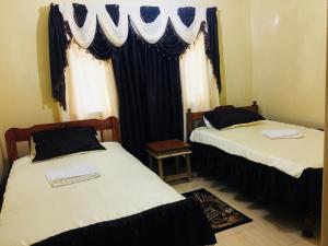 En eller flere senger på et rom på Bali Home Eldoret + 1 bilde