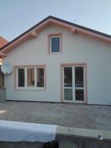 ein weißes Haus mit einem Hof davor in der Unterkunft HALEX 4 in Bojná