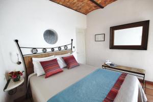 Postel nebo postele na pokoji v ubytování Los Milagros Hotel + 37 fotografií