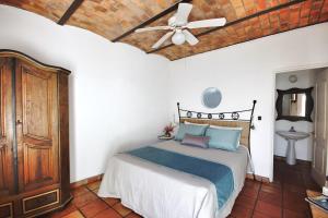 Postel nebo postele na pokoji v ubytování Los Milagros Hotel