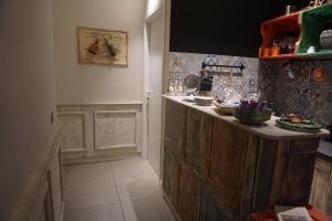 una cucina con bancone e piano di lavoro di The Brilliant Place a Napoli