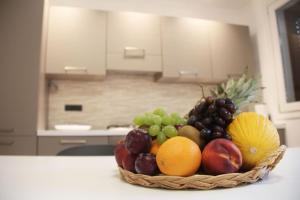 a basket of fruit on a counter in a kitchen at Mamiani Suite in Castellammare del Golfo