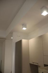 een badkamer met 2 verlichting aan het plafond bij Mamiani Suite in Castellammare del Golfo
