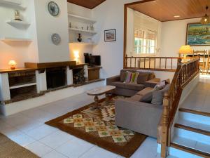 ein Wohnzimmer mit einem Sofa und einem Kamin in der Unterkunft Villa Bella Cala in L'Ametlla de Mar