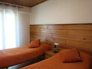 Posteľ alebo postele v izbe v ubytovaní Apartamentos Rurales Les Barnedes