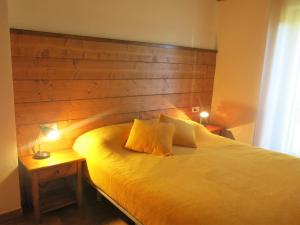 A bed or beds in a room at Apartamentos Rurales Les Barnedes