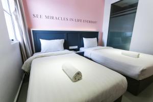 Postel nebo postele na pokoji v ubytování Hotel 99 Kota Kemuning