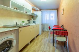 Кухня или мини-кухня в KvartalApartments on Kuibysheva 69
