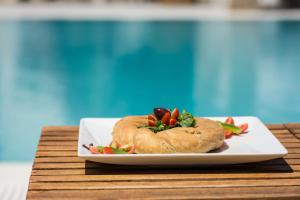 Makanan di atau berdekatan hotel