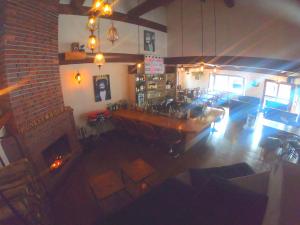 Ο χώρος του lounge ή του μπαρ στο Monkey Rider