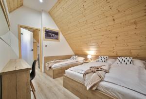 Posteľ alebo postele v izbe v ubytovaní Apartamenty Kościelisko