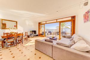 Posedenie v ubytovaní Emma Beachfront Apartment by Sealand Villas