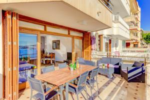 Balkón alebo terasa v ubytovaní Emma Beachfront Apartment by Sealand Villas