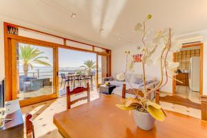 ポルト・ダ・ポリェンサにあるEmma Beachfront Apartmentのリビングルーム(テーブル付)が備わり、海の景色を望めます。
