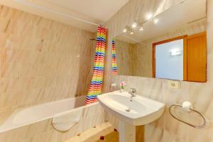 Kúpeľňa v ubytovaní Emma Beachfront Apartment by Sealand Villas + 14 fotografií