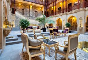 Posezení v ubytování Shah Palace Luxury Museum Hotel
