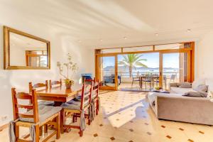 Posedenie v ubytovaní Emma Beachfront Apartment by Sealand Villas