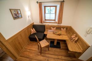 een kleine woonkamer met een tafel en een stoel bij Ansitz Bergrichter in Cadipietra