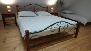 Posteľ alebo postele v izbe v ubytovaní Forest Romantic Apartment Brdy