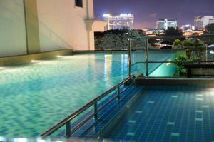 Bazén v ubytování Kinta Riverfront Hotel & Suites nebo v jeho okolí