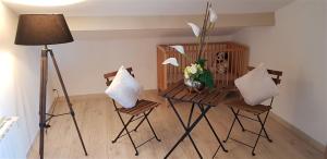 Et sittehjørne på Villa T3 à 10' de Cassis - Piscine privée et cuisine d'été extérieure